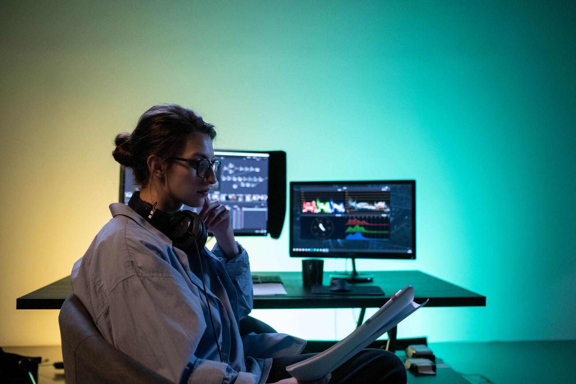 Illustration of The Quiet Advantage of a Second Monitor for Multitasking